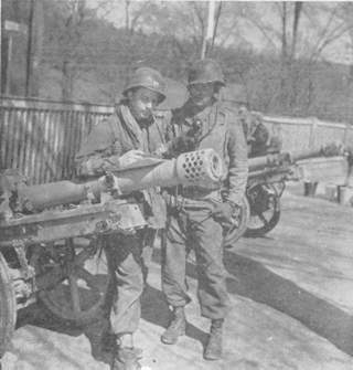 Keeping up with the progress of street fighting during the capture of Hof.